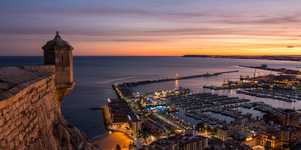 Puerto de Alicante al anochecer. Pueblos más bonitos de Alicante