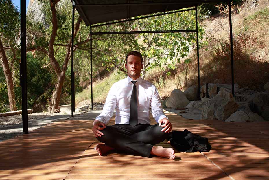 ejecutivo haciendo yoga y mindfulness Hotel Vivood